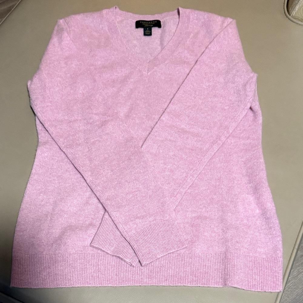Cashmere long sleeve light sweater.